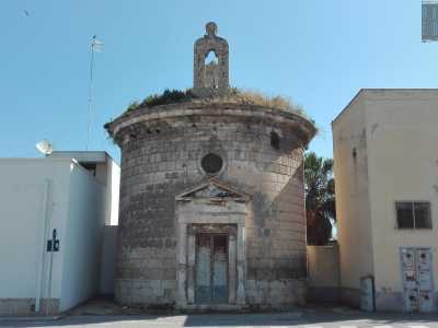 Nascosta fra una moderna sala ricevimenti e una cabina elettrica, a Mola di Bari si cela la piccola cappella della Madonna delle Grazie: un raro gioellino, visto che si tratta di una delle poche chiese italiane a pianta circolare